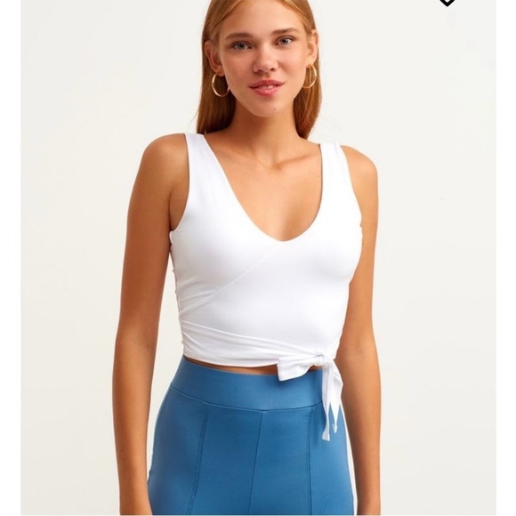 Forever 21 Tops - Forever21 White Sleeveless Tie-Front or back Top Size Medium